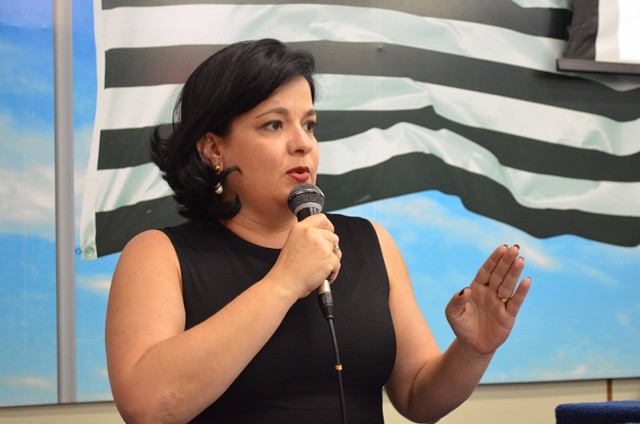2017914_FOTO - Carol pede informações sobre o controle de escorpiões na cidade